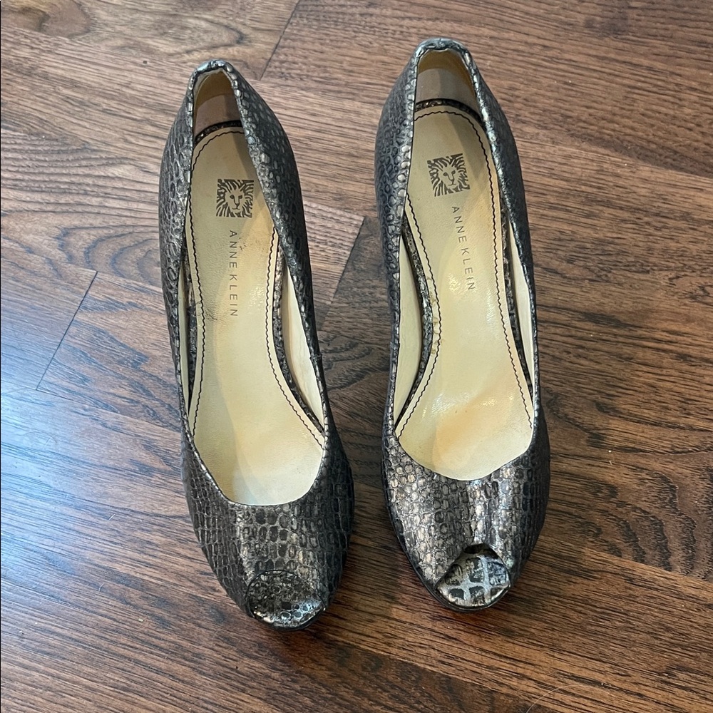 Anne Klein Scaled Crocodile Textured Gray/Brown Peep Toe Heels